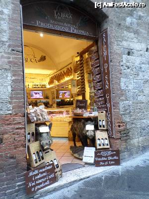 [P10] magazin cu produse locale, cel mai iubit animal local, porcul la mare pret si loc de cinste te intampina la intrare » foto by amero
 - 
<span class="allrVoted glyphicon glyphicon-heart hidden" id="av694211"></span>
<a class="m-l-10 hidden" id="sv694211" onclick="voting_Foto_DelVot(,694211,7623)" role="button">șterge vot <span class="glyphicon glyphicon-remove"></span></a>
<a id="v9694211" class=" c-red"  onclick="voting_Foto_SetVot(694211)" role="button"><span class="glyphicon glyphicon-heart-empty"></span> <b>LIKE</b> = Votează poza</a> <img class="hidden"  id="f694211W9" src="/imagini/loader.gif" border="0" /><span class="AjErrMes hidden" id="e694211ErM"></span>