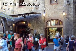 [P17] Piazza della Cisterna în zi de târg şi gelateria unde se mănâncă 'cea mai bună îngheţată din lume'.  » foto by Carmen Ion
 - 
<span class="allrVoted glyphicon glyphicon-heart hidden" id="av811346"></span>
<a class="m-l-10 hidden" id="sv811346" onclick="voting_Foto_DelVot(,811346,7623)" role="button">șterge vot <span class="glyphicon glyphicon-remove"></span></a>
<a id="v9811346" class=" c-red"  onclick="voting_Foto_SetVot(811346)" role="button"><span class="glyphicon glyphicon-heart-empty"></span> <b>LIKE</b> = Votează poza</a> <img class="hidden"  id="f811346W9" src="/imagini/loader.gif" border="0" /><span class="AjErrMes hidden" id="e811346ErM"></span>
