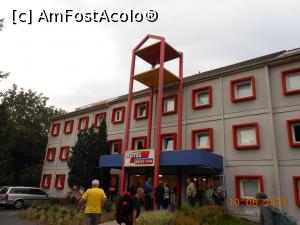 [P01] Hotel Drive Inn - Turiști români la intrarea principală.  » foto by iulianic
 - 
<span class="allrVoted glyphicon glyphicon-heart hidden" id="av784000"></span>
<a class="m-l-10 hidden" id="sv784000" onclick="voting_Foto_DelVot(,784000,7707)" role="button">șterge vot <span class="glyphicon glyphicon-remove"></span></a>
<a id="v9784000" class=" c-red"  onclick="voting_Foto_SetVot(784000)" role="button"><span class="glyphicon glyphicon-heart-empty"></span> <b>LIKE</b> = Votează poza</a> <img class="hidden"  id="f784000W9" src="/imagini/loader.gif" border="0" /><span class="AjErrMes hidden" id="e784000ErM"></span>
