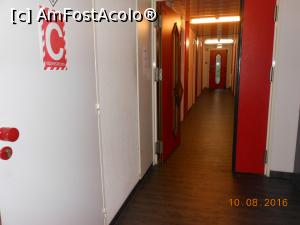 [P06] Hotel Drive Inn - Un hol ca un culoar de tren.  » foto by iulianic
 - 
<span class="allrVoted glyphicon glyphicon-heart hidden" id="av784006"></span>
<a class="m-l-10 hidden" id="sv784006" onclick="voting_Foto_DelVot(,784006,7707)" role="button">șterge vot <span class="glyphicon glyphicon-remove"></span></a>
<a id="v9784006" class=" c-red"  onclick="voting_Foto_SetVot(784006)" role="button"><span class="glyphicon glyphicon-heart-empty"></span> <b>LIKE</b> = Votează poza</a> <img class="hidden"  id="f784006W9" src="/imagini/loader.gif" border="0" /><span class="AjErrMes hidden" id="e784006ErM"></span>