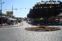 [P01] Din piata centrala ( The Square ) , coboram pe Bdul Makariou catre mare . » foto by Sarra*
 - 
<span class="allrVoted glyphicon glyphicon-heart hidden" id="av272211"></span>
<a class="m-l-10 hidden" id="sv272211" onclick="voting_Foto_DelVot(,272211,7721)" role="button">șterge vot <span class="glyphicon glyphicon-remove"></span></a>
<a id="v9272211" class=" c-red"  onclick="voting_Foto_SetVot(272211)" role="button"><span class="glyphicon glyphicon-heart-empty"></span> <b>LIKE</b> = Votează poza</a> <img class="hidden"  id="f272211W9" src="/imagini/loader.gif" border="0" /><span class="AjErrMes hidden" id="e272211ErM"></span>