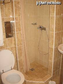 [P05] Hotel Kampa - baia: sper ca se vede cit este de mica si  dusul cit de strimt; macar a fost curata... » foto by ANAMA
 - 
<span class="allrVoted glyphicon glyphicon-heart hidden" id="av151219"></span>
<a class="m-l-10 hidden" id="sv151219" onclick="voting_Foto_DelVot(,151219,7742)" role="button">șterge vot <span class="glyphicon glyphicon-remove"></span></a>
<a id="v9151219" class=" c-red"  onclick="voting_Foto_SetVot(151219)" role="button"><span class="glyphicon glyphicon-heart-empty"></span> <b>LIKE</b> = Votează poza</a> <img class="hidden"  id="f151219W9" src="/imagini/loader.gif" border="0" /><span class="AjErrMes hidden" id="e151219ErM"></span>