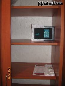 [P10] seiful din camera, amplasat in dulapul de pe hol, destul de micut dar functional » foto by C.Todi
 - 
<span class="allrVoted glyphicon glyphicon-heart hidden" id="av188775"></span>
<a class="m-l-10 hidden" id="sv188775" onclick="voting_Foto_DelVot(,188775,7773)" role="button">șterge vot <span class="glyphicon glyphicon-remove"></span></a>
<a id="v9188775" class=" c-red"  onclick="voting_Foto_SetVot(188775)" role="button"><span class="glyphicon glyphicon-heart-empty"></span> <b>LIKE</b> = Votează poza</a> <img class="hidden"  id="f188775W9" src="/imagini/loader.gif" border="0" /><span class="AjErrMes hidden" id="e188775ErM"></span>