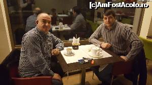 [P12] @iulian68 impreuna cu mine la un ceai/cafea in barul hotelului. 
Te salut Iulian si cu aceasta ocazie.  » foto by DanielG&Family
 - 
<span class="allrVoted glyphicon glyphicon-heart hidden" id="av705537"></span>
<a class="m-l-10 hidden" id="sv705537" onclick="voting_Foto_DelVot(,705537,7773)" role="button">șterge vot <span class="glyphicon glyphicon-remove"></span></a>
<a id="v9705537" class=" c-red"  onclick="voting_Foto_SetVot(705537)" role="button"><span class="glyphicon glyphicon-heart-empty"></span> <b>LIKE</b> = Votează poza</a> <img class="hidden"  id="f705537W9" src="/imagini/loader.gif" border="0" /><span class="AjErrMes hidden" id="e705537ErM"></span>