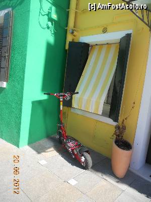 [P18] Italia - insula Burano, singura trotineta vazuta pe insula.  » foto by Diaura*
 - 
<span class="allrVoted glyphicon glyphicon-heart hidden" id="av381913"></span>
<a class="m-l-10 hidden" id="sv381913" onclick="voting_Foto_DelVot(,381913,7782)" role="button">șterge vot <span class="glyphicon glyphicon-remove"></span></a>
<a id="v9381913" class=" c-red"  onclick="voting_Foto_SetVot(381913)" role="button"><span class="glyphicon glyphicon-heart-empty"></span> <b>LIKE</b> = Votează poza</a> <img class="hidden"  id="f381913W9" src="/imagini/loader.gif" border="0" /><span class="AjErrMes hidden" id="e381913ErM"></span>