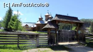 [P02] La poarta Mănăstirii Orata » foto by Lucien
 - 
<span class="allrVoted glyphicon glyphicon-heart hidden" id="av1013904"></span>
<a class="m-l-10 hidden" id="sv1013904" onclick="voting_Foto_DelVot(,1013904,7793)" role="button">șterge vot <span class="glyphicon glyphicon-remove"></span></a>
<a id="v91013904" class=" c-red"  onclick="voting_Foto_SetVot(1013904)" role="button"><span class="glyphicon glyphicon-heart-empty"></span> <b>LIKE</b> = Votează poza</a> <img class="hidden"  id="f1013904W9" src="/imagini/loader.gif" border="0" /><span class="AjErrMes hidden" id="e1013904ErM"></span>