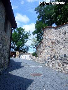 [P06] Republica Ceha -  Castelul Hnevin, mergand spre curtea interioara » foto by magdalena
 - 
<span class="allrVoted glyphicon glyphicon-heart hidden" id="av153699"></span>
<a class="m-l-10 hidden" id="sv153699" onclick="voting_Foto_DelVot(,153699,7823)" role="button">șterge vot <span class="glyphicon glyphicon-remove"></span></a>
<a id="v9153699" class=" c-red"  onclick="voting_Foto_SetVot(153699)" role="button"><span class="glyphicon glyphicon-heart-empty"></span> <b>LIKE</b> = Votează poza</a> <img class="hidden"  id="f153699W9" src="/imagini/loader.gif" border="0" /><span class="AjErrMes hidden" id="e153699ErM"></span>