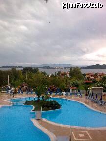 [P58] Aici s-a format deasupra insulei Amoulianii un fel de vartez imens. Nu intelegeam de ce Alexandros Palace nu este afectat. Si ploua... si ploa... de rupea pamantul, pe insula Amouliani. » foto by Aeerdna*
 - 
<span class="allrVoted glyphicon glyphicon-heart hidden" id="av152937"></span>
<a class="m-l-10 hidden" id="sv152937" onclick="voting_Foto_DelVot(,152937,7829)" role="button">șterge vot <span class="glyphicon glyphicon-remove"></span></a>
<a id="v9152937" class=" c-red"  onclick="voting_Foto_SetVot(152937)" role="button"><span class="glyphicon glyphicon-heart-empty"></span> <b>LIKE</b> = Votează poza</a> <img class="hidden"  id="f152937W9" src="/imagini/loader.gif" border="0" /><span class="AjErrMes hidden" id="e152937ErM"></span>