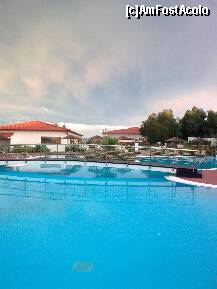 [P69] Podetul care traverseaza insulitele piscinei din deal. In stanga este un spatiu unde se poate juca poker (sau altceva!_... » foto by Aeerdna*
 - 
<span class="allrVoted glyphicon glyphicon-heart hidden" id="av152950"></span>
<a class="m-l-10 hidden" id="sv152950" onclick="voting_Foto_DelVot(,152950,7829)" role="button">șterge vot <span class="glyphicon glyphicon-remove"></span></a>
<a id="v9152950" class=" c-red"  onclick="voting_Foto_SetVot(152950)" role="button"><span class="glyphicon glyphicon-heart-empty"></span> <b>LIKE</b> = Votează poza</a> <img class="hidden"  id="f152950W9" src="/imagini/loader.gif" border="0" /><span class="AjErrMes hidden" id="e152950ErM"></span>