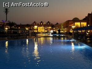 [P36] Vedere către recepție de la zona pool bar seara » foto by Ccucu
 - 
<span class="allrVoted glyphicon glyphicon-heart hidden" id="av1014014"></span>
<a class="m-l-10 hidden" id="sv1014014" onclick="voting_Foto_DelVot(,1014014,7832)" role="button">șterge vot <span class="glyphicon glyphicon-remove"></span></a>
<a id="v91014014" class=" c-red"  onclick="voting_Foto_SetVot(1014014)" role="button"><span class="glyphicon glyphicon-heart-empty"></span> <b>LIKE</b> = Votează poza</a> <img class="hidden"  id="f1014014W9" src="/imagini/loader.gif" border="0" /><span class="AjErrMes hidden" id="e1014014ErM"></span>