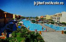 [P03] piscina (imensa)fotografiata de la receptia hotelului. In stanga sunt restaurantele Rose, Jack si Cal » foto by basaku
 - 
<span class="allrVoted glyphicon glyphicon-heart hidden" id="av161472"></span>
<a class="m-l-10 hidden" id="sv161472" onclick="voting_Foto_DelVot(,161472,7832)" role="button">șterge vot <span class="glyphicon glyphicon-remove"></span></a>
<a id="v9161472" class=" c-red"  onclick="voting_Foto_SetVot(161472)" role="button"><span class="glyphicon glyphicon-heart-empty"></span> <b>LIKE</b> = Votează poza</a> <img class="hidden"  id="f161472W9" src="/imagini/loader.gif" border="0" /><span class="AjErrMes hidden" id="e161472ErM"></span>