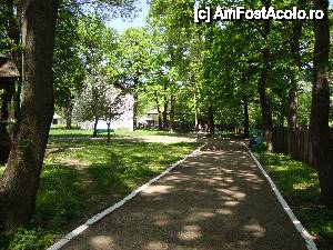[P37] Continuăm încet plimbarea bucurându-ne de umbra copacilor. Pe băncuțele aflate la marginea aleilor ne putem opri pentru a ne odihni puțin.  » foto by Floryn81
 - 
<span class="allrVoted glyphicon glyphicon-heart hidden" id="av482193"></span>
<a class="m-l-10 hidden" id="sv482193" onclick="voting_Foto_DelVot(,482193,7833)" role="button">șterge vot <span class="glyphicon glyphicon-remove"></span></a>
<a id="v9482193" class=" c-red"  onclick="voting_Foto_SetVot(482193)" role="button"><span class="glyphicon glyphicon-heart-empty"></span> <b>LIKE</b> = Votează poza</a> <img class="hidden"  id="f482193W9" src="/imagini/loader.gif" border="0" /><span class="AjErrMes hidden" id="e482193ErM"></span>