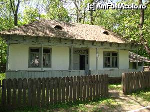 [P39] Casa din Dumitrești (sfârșitul secolului XIX); această locuință este compusă din prispă, tindă, cameră de toate zilele, cameră curată și chiler.  » foto by Floryn81
 - 
<span class="allrVoted glyphicon glyphicon-heart hidden" id="av482195"></span>
<a class="m-l-10 hidden" id="sv482195" onclick="voting_Foto_DelVot(,482195,7833)" role="button">șterge vot <span class="glyphicon glyphicon-remove"></span></a>
<a id="v9482195" class=" c-red"  onclick="voting_Foto_SetVot(482195)" role="button"><span class="glyphicon glyphicon-heart-empty"></span> <b>LIKE</b> = Votează poza</a> <img class="hidden"  id="f482195W9" src="/imagini/loader.gif" border="0" /><span class="AjErrMes hidden" id="e482195ErM"></span>