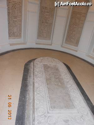 [P13] Mărăşeşti - Mausoleul Eroilor. Cripte individuale şi o criptă comună pentru 300 de eroi.  » foto by iulianic
 - 
<span class="allrVoted glyphicon glyphicon-heart hidden" id="av464328"></span>
<a class="m-l-10 hidden" id="sv464328" onclick="voting_Foto_DelVot(,464328,7833)" role="button">șterge vot <span class="glyphicon glyphicon-remove"></span></a>
<a id="v9464328" class=" c-red"  onclick="voting_Foto_SetVot(464328)" role="button"><span class="glyphicon glyphicon-heart-empty"></span> <b>LIKE</b> = Votează poza</a> <img class="hidden"  id="f464328W9" src="/imagini/loader.gif" border="0" /><span class="AjErrMes hidden" id="e464328ErM"></span>