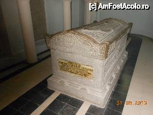 [P15] Mărăşeşti - Mausoleul Eroilor. Sarcofagul Gl. Mr. Feodor Alexandrovici Coloacev, comandant rus decorat cu ordinul 'Mihai Viteazul'.  » foto by iulianic
 - 
<span class="allrVoted glyphicon glyphicon-heart hidden" id="av464331"></span>
<a class="m-l-10 hidden" id="sv464331" onclick="voting_Foto_DelVot(,464331,7833)" role="button">șterge vot <span class="glyphicon glyphicon-remove"></span></a>
<a id="v9464331" class=" c-red"  onclick="voting_Foto_SetVot(464331)" role="button"><span class="glyphicon glyphicon-heart-empty"></span> <b>LIKE</b> = Votează poza</a> <img class="hidden"  id="f464331W9" src="/imagini/loader.gif" border="0" /><span class="AjErrMes hidden" id="e464331ErM"></span>
