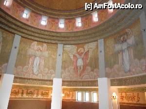 [P18] Mărăşeşti - Mausoleul Eroilor. 'Cupola Gloriei' decorată cu frescă reprezentând scene de luptă şi inscripţii care amintesc datele şi localităţile unor bătălii.  » foto by iulianic
 - 
<span class="allrVoted glyphicon glyphicon-heart hidden" id="av464341"></span>
<a class="m-l-10 hidden" id="sv464341" onclick="voting_Foto_DelVot(,464341,7833)" role="button">șterge vot <span class="glyphicon glyphicon-remove"></span></a>
<a id="v9464341" class=" c-red"  onclick="voting_Foto_SetVot(464341)" role="button"><span class="glyphicon glyphicon-heart-empty"></span> <b>LIKE</b> = Votează poza</a> <img class="hidden"  id="f464341W9" src="/imagini/loader.gif" border="0" /><span class="AjErrMes hidden" id="e464341ErM"></span>