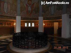[P20] Mărăşeşti - Mausoleul Eroilor. 'Cupola Gloriei' decorată cu frescă reprezentând scene de luptă şi inscripţii care amintesc datele şi localităţile unor bătălii.  » foto by iulianic
 - 
<span class="allrVoted glyphicon glyphicon-heart hidden" id="av464345"></span>
<a class="m-l-10 hidden" id="sv464345" onclick="voting_Foto_DelVot(,464345,7833)" role="button">șterge vot <span class="glyphicon glyphicon-remove"></span></a>
<a id="v9464345" class=" c-red"  onclick="voting_Foto_SetVot(464345)" role="button"><span class="glyphicon glyphicon-heart-empty"></span> <b>LIKE</b> = Votează poza</a> <img class="hidden"  id="f464345W9" src="/imagini/loader.gif" border="0" /><span class="AjErrMes hidden" id="e464345ErM"></span>