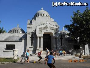 [P44] Focşani - Mausoleul Eroilor. Un fotbal pe cinste.  » foto by iulianic
 - 
<span class="allrVoted glyphicon glyphicon-heart hidden" id="av464410"></span>
<a class="m-l-10 hidden" id="sv464410" onclick="voting_Foto_DelVot(,464410,7833)" role="button">șterge vot <span class="glyphicon glyphicon-remove"></span></a>
<a id="v9464410" class=" c-red"  onclick="voting_Foto_SetVot(464410)" role="button"><span class="glyphicon glyphicon-heart-empty"></span> <b>LIKE</b> = Votează poza</a> <img class="hidden"  id="f464410W9" src="/imagini/loader.gif" border="0" /><span class="AjErrMes hidden" id="e464410ErM"></span>