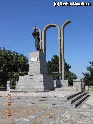 [P15] Tişiţa - Statuia Victoriei cu memorabilele cuvinte 'Pe aici nu se trece! '.  » foto by iulianic
 - 
<span class="allrVoted glyphicon glyphicon-heart hidden" id="av465276"></span>
<a class="m-l-10 hidden" id="sv465276" onclick="voting_Foto_DelVot(,465276,7833)" role="button">șterge vot <span class="glyphicon glyphicon-remove"></span></a>
<a id="v9465276" class=" c-red"  onclick="voting_Foto_SetVot(465276)" role="button"><span class="glyphicon glyphicon-heart-empty"></span> <b>LIKE</b> = Votează poza</a> <img class="hidden"  id="f465276W9" src="/imagini/loader.gif" border="0" /><span class="AjErrMes hidden" id="e465276ErM"></span>
