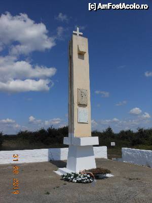 [P17] Monumentul care aminteşte că 'Pe aceste locuri a căzut eroic în luptele pentru apărarea ţării Sublocotenent Ecaterina Teodoroiu'.  » foto by iulianic
 - 
<span class="allrVoted glyphicon glyphicon-heart hidden" id="av465279"></span>
<a class="m-l-10 hidden" id="sv465279" onclick="voting_Foto_DelVot(,465279,7833)" role="button">șterge vot <span class="glyphicon glyphicon-remove"></span></a>
<a id="v9465279" class=" c-red"  onclick="voting_Foto_SetVot(465279)" role="button"><span class="glyphicon glyphicon-heart-empty"></span> <b>LIKE</b> = Votează poza</a> <img class="hidden"  id="f465279W9" src="/imagini/loader.gif" border="0" /><span class="AjErrMes hidden" id="e465279ErM"></span>