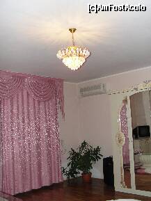 [P21] Camera era completata si de plante pentru a contrasta cu ,,monotonia roz'' a decorului » foto by dananecula*
 - 
<span class="allrVoted glyphicon glyphicon-heart hidden" id="av154205"></span>
<a class="m-l-10 hidden" id="sv154205" onclick="voting_Foto_DelVot(,154205,7835)" role="button">șterge vot <span class="glyphicon glyphicon-remove"></span></a>
<a id="v9154205" class=" c-red"  onclick="voting_Foto_SetVot(154205)" role="button"><span class="glyphicon glyphicon-heart-empty"></span> <b>LIKE</b> = Votează poza</a> <img class="hidden"  id="f154205W9" src="/imagini/loader.gif" border="0" /><span class="AjErrMes hidden" id="e154205ErM"></span>
