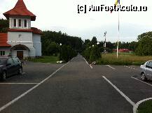 [P46] de la poarta principala pana la intrarea in curtea manastirii trebuie sa parcurgi cateva sute de metri » foto by guesswhoo*
 - 
<span class="allrVoted glyphicon glyphicon-heart hidden" id="av240115"></span>
<a class="m-l-10 hidden" id="sv240115" onclick="voting_Foto_DelVot(,240115,7879)" role="button">șterge vot <span class="glyphicon glyphicon-remove"></span></a>
<a id="v9240115" class=" c-red"  onclick="voting_Foto_SetVot(240115)" role="button"><span class="glyphicon glyphicon-heart-empty"></span> <b>LIKE</b> = Votează poza</a> <img class="hidden"  id="f240115W9" src="/imagini/loader.gif" border="0" /><span class="AjErrMes hidden" id="e240115ErM"></span>