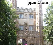 [P07] Colegiile din Cambridge - Cambridgeshire - Colegiul Trinity - intrarea » foto by irma_ro*
 - 
<span class="allrVoted glyphicon glyphicon-heart hidden" id="av165505"></span>
<a class="m-l-10 hidden" id="sv165505" onclick="voting_Foto_DelVot(,165505,7883)" role="button">șterge vot <span class="glyphicon glyphicon-remove"></span></a>
<a id="v9165505" class=" c-red"  onclick="voting_Foto_SetVot(165505)" role="button"><span class="glyphicon glyphicon-heart-empty"></span> <b>LIKE</b> = Votează poza</a> <img class="hidden"  id="f165505W9" src="/imagini/loader.gif" border="0" /><span class="AjErrMes hidden" id="e165505ErM"></span>