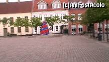 [P48] Sortebrødre Torv, piaţa din oraşul vechi, având în mijloc Spirala Apei, un monument în roşu şi albstru, dăruit oraşului de unul dintre cei mai mari fabricanţi de bere, Albani, care îşi are sediul central în Odense » foto by Costi
 - 
<span class="allrVoted glyphicon glyphicon-heart hidden" id="av159286"></span>
<a class="m-l-10 hidden" id="sv159286" onclick="voting_Foto_DelVot(,159286,7891)" role="button">șterge vot <span class="glyphicon glyphicon-remove"></span></a>
<a id="v9159286" class=" c-red"  onclick="voting_Foto_SetVot(159286)" role="button"><span class="glyphicon glyphicon-heart-empty"></span> <b>LIKE</b> = Votează poza</a> <img class="hidden"  id="f159286W9" src="/imagini/loader.gif" border="0" /><span class="AjErrMes hidden" id="e159286ErM"></span>
