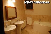 [P16] Baie apartament Hanul Voievozilor - Horodnic de Sus » foto by mariana
 - 
<span class="allrVoted glyphicon glyphicon-heart hidden" id="av171234"></span>
<a class="m-l-10 hidden" id="sv171234" onclick="voting_Foto_DelVot(,171234,7897)" role="button">șterge vot <span class="glyphicon glyphicon-remove"></span></a>
<a id="v9171234" class=" c-red"  onclick="voting_Foto_SetVot(171234)" role="button"><span class="glyphicon glyphicon-heart-empty"></span> <b>LIKE</b> = Votează poza</a> <img class="hidden"  id="f171234W9" src="/imagini/loader.gif" border="0" /><span class="AjErrMes hidden" id="e171234ErM"></span>