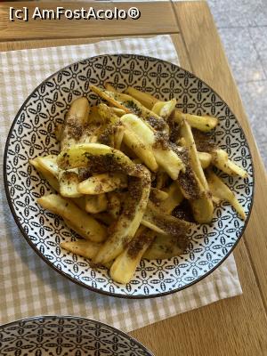 [P10] Restaurant Levant din Ramnicu Valcea. Batata Cuzbara, pe limba noastra, cartofi cu coriandru si usturoi. Coriandrul nu este condimentul meu preferat dar sotului meu i-au placut. » foto by Floria
 - 
<span class="allrVoted glyphicon glyphicon-heart hidden" id="av1341566"></span>
<a class="m-l-10 hidden" id="sv1341566" onclick="voting_Foto_DelVot(,1341566,7905)" role="button">șterge vot <span class="glyphicon glyphicon-remove"></span></a>
<a id="v91341566" class=" c-red"  onclick="voting_Foto_SetVot(1341566)" role="button"><span class="glyphicon glyphicon-heart-empty"></span> <b>LIKE</b> = Votează poza</a> <img class="hidden"  id="f1341566W9" src="/imagini/loader.gif" border="0" /><span class="AjErrMes hidden" id="e1341566ErM"></span>