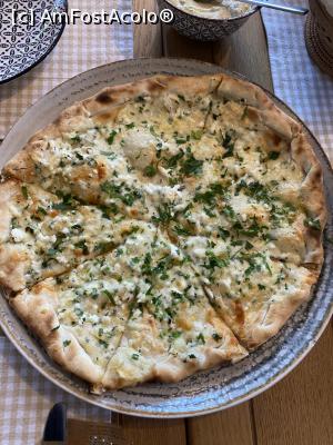 [P07] Restaurant Levant din Ramnicu Valcea. Shifa cu branza sau altfel spus, o delicioasa pizza libaneza cu branza, cascaval, menta si patrunjel. » foto by Floria
 - 
<span class="allrVoted glyphicon glyphicon-heart hidden" id="av1341563"></span>
<a class="m-l-10 hidden" id="sv1341563" onclick="voting_Foto_DelVot(,1341563,7905)" role="button">șterge vot <span class="glyphicon glyphicon-remove"></span></a>
<a id="v91341563" class=" c-red"  onclick="voting_Foto_SetVot(1341563)" role="button"><span class="glyphicon glyphicon-heart-empty"></span> <b>LIKE</b> = Votează poza</a> <img class="hidden"  id="f1341563W9" src="/imagini/loader.gif" border="0" /><span class="AjErrMes hidden" id="e1341563ErM"></span>