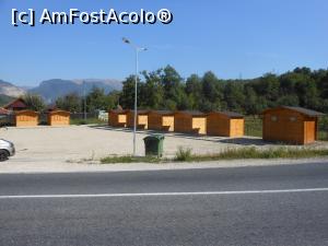 [P30] Muzeul Trovanților - Costești. Parcarea cu căsuțele din lemn. » foto by iulianic
 - 
<span class="allrVoted glyphicon glyphicon-heart hidden" id="av1255352"></span>
<a class="m-l-10 hidden" id="sv1255352" onclick="voting_Foto_DelVot(,1255352,7908)" role="button">șterge vot <span class="glyphicon glyphicon-remove"></span></a>
<a id="v91255352" class=" c-red"  onclick="voting_Foto_SetVot(1255352)" role="button"><span class="glyphicon glyphicon-heart-empty"></span> <b>LIKE</b> = Votează poza</a> <img class="hidden"  id="f1255352W9" src="/imagini/loader.gif" border="0" /><span class="AjErrMes hidden" id="e1255352ErM"></span>