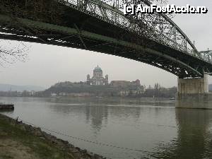 [P03] Biserica din Esztergom văzută din Slovacia » foto by Nicu
 - 
<span class="allrVoted glyphicon glyphicon-heart hidden" id="av409337"></span>
<a class="m-l-10 hidden" id="sv409337" onclick="voting_Foto_DelVot(,409337,7925)" role="button">șterge vot <span class="glyphicon glyphicon-remove"></span></a>
<a id="v9409337" class=" c-red"  onclick="voting_Foto_SetVot(409337)" role="button"><span class="glyphicon glyphicon-heart-empty"></span> <b>LIKE</b> = Votează poza</a> <img class="hidden"  id="f409337W9" src="/imagini/loader.gif" border="0" /><span class="AjErrMes hidden" id="e409337ErM"></span>