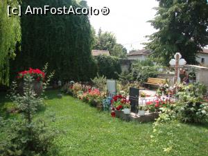 [P37] Mormântul părintelui duhovnic Arsenie Papacioc aflat în curtea mănăstirii ”Sfânta Maria”.  » foto by Floryn81
 - 
<span class="allrVoted glyphicon glyphicon-heart hidden" id="av770716"></span>
<a class="m-l-10 hidden" id="sv770716" onclick="voting_Foto_DelVot(,770716,7935)" role="button">șterge vot <span class="glyphicon glyphicon-remove"></span></a>
<a id="v9770716" class=" c-red"  onclick="voting_Foto_SetVot(770716)" role="button"><span class="glyphicon glyphicon-heart-empty"></span> <b>LIKE</b> = Votează poza</a> <img class="hidden"  id="f770716W9" src="/imagini/loader.gif" border="0" /><span class="AjErrMes hidden" id="e770716ErM"></span>