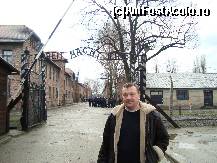 [P01] Auschwitz - Poarta cu inscriptia ,,Arbeit macht frei'  = ,,Lasati orice speranta, voi cei intrati aici'. » foto by popescu.borsa*
 - 
<span class="allrVoted glyphicon glyphicon-heart hidden" id="av160490"></span>
<a class="m-l-10 hidden" id="sv160490" onclick="voting_Foto_DelVot(,160490,7968)" role="button">șterge vot <span class="glyphicon glyphicon-remove"></span></a>
<a id="v9160490" class=" c-red"  onclick="voting_Foto_SetVot(160490)" role="button"><span class="glyphicon glyphicon-heart-empty"></span> <b>LIKE</b> = Votează poza</a> <img class="hidden"  id="f160490W9" src="/imagini/loader.gif" border="0" /><span class="AjErrMes hidden" id="e160490ErM"></span>