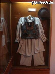 [P22] Costum taranesc expus in casa memoriala L. Rebreanu, al personajului Ion din romanul celebru » foto by ileanaxperta*
 - 
<span class="allrVoted glyphicon glyphicon-heart hidden" id="av172126"></span>
<a class="m-l-10 hidden" id="sv172126" onclick="voting_Foto_DelVot(,172126,7971)" role="button">șterge vot <span class="glyphicon glyphicon-remove"></span></a>
<a id="v9172126" class=" c-red"  onclick="voting_Foto_SetVot(172126)" role="button"><span class="glyphicon glyphicon-heart-empty"></span> <b>LIKE</b> = Votează poza</a> <img class="hidden"  id="f172126W9" src="/imagini/loader.gif" border="0" /><span class="AjErrMes hidden" id="e172126ErM"></span>