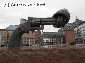 [P16] Malmo. <i>Non violence</i>, o foarte interesantă lucrare plastică. » foto by mihaelavoicu
 - 
<span class="allrVoted glyphicon glyphicon-heart hidden" id="av1195009"></span>
<a class="m-l-10 hidden" id="sv1195009" onclick="voting_Foto_DelVot(,1195009,7982)" role="button">șterge vot <span class="glyphicon glyphicon-remove"></span></a>
<a id="v91195009" class=" c-red"  onclick="voting_Foto_SetVot(1195009)" role="button"><span class="glyphicon glyphicon-heart-empty"></span> <b>LIKE</b> = Votează poza</a> <img class="hidden"  id="f1195009W9" src="/imagini/loader.gif" border="0" /><span class="AjErrMes hidden" id="e1195009ErM"></span>