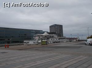 [P07] Malmo, Suedia. Esplanada din fața Gării, cu vedere spre port și mare. » foto by mihaelavoicu
 - 
<span class="allrVoted glyphicon glyphicon-heart hidden" id="av1195000"></span>
<a class="m-l-10 hidden" id="sv1195000" onclick="voting_Foto_DelVot(,1195000,7982)" role="button">șterge vot <span class="glyphicon glyphicon-remove"></span></a>
<a id="v91195000" class=" c-red"  onclick="voting_Foto_SetVot(1195000)" role="button"><span class="glyphicon glyphicon-heart-empty"></span> <b>LIKE</b> = Votează poza</a> <img class="hidden"  id="f1195000W9" src="/imagini/loader.gif" border="0" /><span class="AjErrMes hidden" id="e1195000ErM"></span>