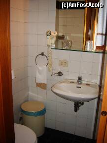[P04] Baia micuta dispune de toate cele necesare-in dreapta lavoarului este cabina de dus. » foto by BOGDAN DSN
 - 
<span class="allrVoted glyphicon glyphicon-heart hidden" id="av161774"></span>
<a class="m-l-10 hidden" id="sv161774" onclick="voting_Foto_DelVot(,161774,7984)" role="button">șterge vot <span class="glyphicon glyphicon-remove"></span></a>
<a id="v9161774" class=" c-red"  onclick="voting_Foto_SetVot(161774)" role="button"><span class="glyphicon glyphicon-heart-empty"></span> <b>LIKE</b> = Votează poza</a> <img class="hidden"  id="f161774W9" src="/imagini/loader.gif" border="0" /><span class="AjErrMes hidden" id="e161774ErM"></span>