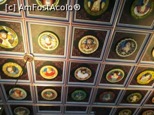 [P17] Tavanul din Camera de primire a Regelui care include imagini cu grădina Reginei Anne, portrete ale unor regi renumiți ai Scoției, a unui împărat roman...  » foto by Aurici
 - 
<span class="allrVoted glyphicon glyphicon-heart hidden" id="av938837"></span>
<a class="m-l-10 hidden" id="sv938837" onclick="voting_Foto_DelVot(,938837,7991)" role="button">șterge vot <span class="glyphicon glyphicon-remove"></span></a>
<a id="v9938837" class=" c-red"  onclick="voting_Foto_SetVot(938837)" role="button"><span class="glyphicon glyphicon-heart-empty"></span> <b>LIKE</b> = Votează poza</a> <img class="hidden"  id="f938837W9" src="/imagini/loader.gif" border="0" /><span class="AjErrMes hidden" id="e938837ErM"></span>
