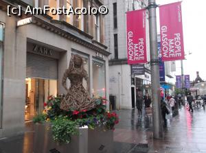 [P54] Strada comercială Buchanan, plină de decorațiuni și flori, din păcate pe o burniță care abia începuse.  » foto by Aurici
 - 
<span class="allrVoted glyphicon glyphicon-heart hidden" id="av938874"></span>
<a class="m-l-10 hidden" id="sv938874" onclick="voting_Foto_DelVot(,938874,7991)" role="button">șterge vot <span class="glyphicon glyphicon-remove"></span></a>
<a id="v9938874" class=" c-red"  onclick="voting_Foto_SetVot(938874)" role="button"><span class="glyphicon glyphicon-heart-empty"></span> <b>LIKE</b> = Votează poza</a> <img class="hidden"  id="f938874W9" src="/imagini/loader.gif" border="0" /><span class="AjErrMes hidden" id="e938874ErM"></span>