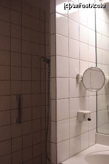 [P26] Aici se vede mai bine dusul din baia camerei de la hotelul Ramada, Koln » foto by ileanaxperta*
 - 
<span class="allrVoted glyphicon glyphicon-heart hidden" id="av162766"></span>
<a class="m-l-10 hidden" id="sv162766" onclick="voting_Foto_DelVot(,162766,7998)" role="button">șterge vot <span class="glyphicon glyphicon-remove"></span></a>
<a id="v9162766" class=" c-red"  onclick="voting_Foto_SetVot(162766)" role="button"><span class="glyphicon glyphicon-heart-empty"></span> <b>LIKE</b> = Votează poza</a> <img class="hidden"  id="f162766W9" src="/imagini/loader.gif" border="0" /><span class="AjErrMes hidden" id="e162766ErM"></span>