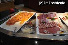 [P30] Tot felul de delicatese, de la somon afumat, in stanga si mezelarie pt. toti mofturosii, la hotelul Ramada » foto by ileanaxperta*
 - 
<span class="allrVoted glyphicon glyphicon-heart hidden" id="av162773"></span>
<a class="m-l-10 hidden" id="sv162773" onclick="voting_Foto_DelVot(,162773,7998)" role="button">șterge vot <span class="glyphicon glyphicon-remove"></span></a>
<a id="v9162773" class=" c-red"  onclick="voting_Foto_SetVot(162773)" role="button"><span class="glyphicon glyphicon-heart-empty"></span> <b>LIKE</b> = Votează poza</a> <img class="hidden"  id="f162773W9" src="/imagini/loader.gif" border="0" /><span class="AjErrMes hidden" id="e162773ErM"></span>