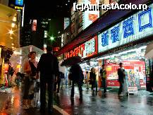 [P07] Seara în Shinjuku. Vis-a-vis, magazinul de electronice Yodobashi » foto by badge®
 - 
<span class="allrVoted glyphicon glyphicon-heart hidden" id="av172841"></span>
<a class="m-l-10 hidden" id="sv172841" onclick="voting_Foto_DelVot(,172841,7999)" role="button">șterge vot <span class="glyphicon glyphicon-remove"></span></a>
<a id="v9172841" class=" c-red"  onclick="voting_Foto_SetVot(172841)" role="button"><span class="glyphicon glyphicon-heart-empty"></span> <b>LIKE</b> = Votează poza</a> <img class="hidden"  id="f172841W9" src="/imagini/loader.gif" border="0" /><span class="AjErrMes hidden" id="e172841ErM"></span>