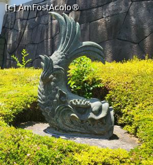 [P04] Creatura mitica japoneza numita Shachihoko, ce reprezinta un peste cu coada arcuita, cap si solzi de dragon era asezata pe acoperisul portii originale, unde actiona ca un talisman impotriva focului. Acest simbol l-am intalnit foarte des pe acoperisurile castelelor, turnurilor si portilor japoneze. » foto by geani anto
 - 
<span class="allrVoted glyphicon glyphicon-heart hidden" id="av1437195"></span>
<a class="m-l-10 hidden" id="sv1437195" onclick="voting_Foto_DelVot(,1437195,7999)" role="button">șterge vot <span class="glyphicon glyphicon-remove"></span></a>
<a id="v91437195" class=" c-red"  onclick="voting_Foto_SetVot(1437195)" role="button"><span class="glyphicon glyphicon-heart-empty"></span> <b>LIKE</b> = Votează poza</a> <img class="hidden"  id="f1437195W9" src="/imagini/loader.gif" border="0" /><span class="AjErrMes hidden" id="e1437195ErM"></span>