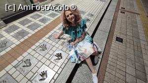 [P30] In apropierea templului Seso-Ji, am descoperit si Asakusa Public Hall, un teatru la care turistii merg pentru a vedea Kabuki, drama populara traditionala japoneza, cu dansuri si cantece interpretate intr-o maniera extrem de stilizata.
In fata intrarii, intocmai ca Aleea stelelor de la Cannes, exista o alee ce are aliniate mulajele cu forma originala a palmelor actorilor, cantaretilor, celebritatilor, iubiti de oameni. » foto by geani anto
 - 
<span class="allrVoted glyphicon glyphicon-heart hidden" id="av1438301"></span>
<a class="m-l-10 hidden" id="sv1438301" onclick="voting_Foto_DelVot(,1438301,7999)" role="button">șterge vot <span class="glyphicon glyphicon-remove"></span></a>
<a id="v91438301" class=" c-red"  onclick="voting_Foto_SetVot(1438301)" role="button"><span class="glyphicon glyphicon-heart-empty"></span> <b>LIKE</b> = Votează poza</a> <img class="hidden"  id="f1438301W9" src="/imagini/loader.gif" border="0" /><span class="AjErrMes hidden" id="e1438301ErM"></span>