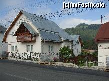 [P04] Comuna Vama, judetul Suceava - casa unde am stat noi la etaj, cu vedere la balconul cu flori » foto by valimi
 - 
<span class="allrVoted glyphicon glyphicon-heart hidden" id="av163402"></span>
<a class="m-l-10 hidden" id="sv163402" onclick="voting_Foto_DelVot(,163402,8005)" role="button">șterge vot <span class="glyphicon glyphicon-remove"></span></a>
<a id="v9163402" class=" c-red"  onclick="voting_Foto_SetVot(163402)" role="button"><span class="glyphicon glyphicon-heart-empty"></span> <b>LIKE</b> = Votează poza</a> <img class="hidden"  id="f163402W9" src="/imagini/loader.gif" border="0" /><span class="AjErrMes hidden" id="e163402ErM"></span>
