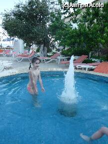 [P06] Fetita mea bucurandu-se in piscina dupa 14 ore de drum. » foto by relu17*
 - 
<span class="allrVoted glyphicon glyphicon-heart hidden" id="av193596"></span>
<a class="m-l-10 hidden" id="sv193596" onclick="voting_Foto_DelVot(,193596,8008)" role="button">șterge vot <span class="glyphicon glyphicon-remove"></span></a>
<a id="v9193596" class=" c-red"  onclick="voting_Foto_SetVot(193596)" role="button"><span class="glyphicon glyphicon-heart-empty"></span> <b>LIKE</b> = Votează poza</a> <img class="hidden"  id="f193596W9" src="/imagini/loader.gif" border="0" /><span class="AjErrMes hidden" id="e193596ErM"></span>