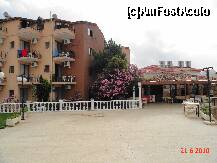 [P27] aceasta este terasa unde am luat masa de seara. in dreapta este barul 'comunal' » foto by cosminp
 - 
<span class="allrVoted glyphicon glyphicon-heart hidden" id="av163890"></span>
<a class="m-l-10 hidden" id="sv163890" onclick="voting_Foto_DelVot(,163890,8008)" role="button">șterge vot <span class="glyphicon glyphicon-remove"></span></a>
<a id="v9163890" class=" c-red"  onclick="voting_Foto_SetVot(163890)" role="button"><span class="glyphicon glyphicon-heart-empty"></span> <b>LIKE</b> = Votează poza</a> <img class="hidden"  id="f163890W9" src="/imagini/loader.gif" border="0" /><span class="AjErrMes hidden" id="e163890ErM"></span>