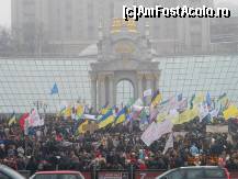 [P03] Ukraina - Kiev - Multimea adunata in Piata Independentei. Pe fundal hotel Ukraina si Obeliscul Alb-Auriu. » foto by popescu.borsa*
 - 
<span class="allrVoted glyphicon glyphicon-heart hidden" id="av163685"></span>
<a class="m-l-10 hidden" id="sv163685" onclick="voting_Foto_DelVot(,163685,8014)" role="button">șterge vot <span class="glyphicon glyphicon-remove"></span></a>
<a id="v9163685" class=" c-red"  onclick="voting_Foto_SetVot(163685)" role="button"><span class="glyphicon glyphicon-heart-empty"></span> <b>LIKE</b> = Votează poza</a> <img class="hidden"  id="f163685W9" src="/imagini/loader.gif" border="0" /><span class="AjErrMes hidden" id="e163685ErM"></span>